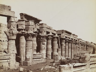 Philæ, vue du sud-est de la colonnade ouest du temple d