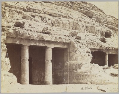 Tombes à Beni Hasan, vue de la façade des tombes de Khnum-hotep et Beni Hasan - Antonio Beato