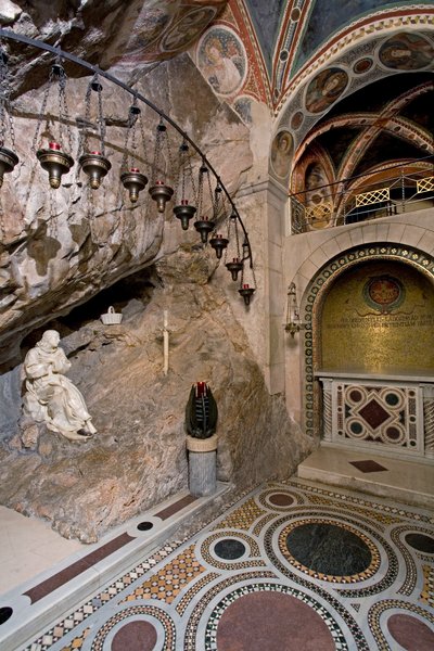 Vue de la grotte de Saint Benoît de Nursie avec statue du saint réalisée par Antonio Raggi (ou Antonio Lombardo) (1624-1686). C