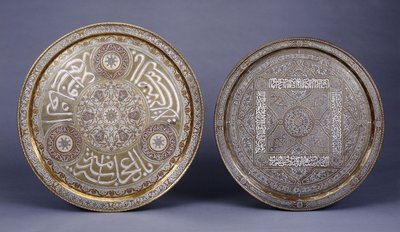 Deux plateaux circulaires en laiton incrustés d