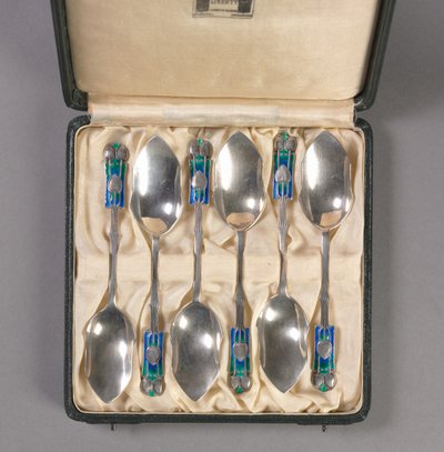 Ensemble de six cuillères dans la boîte d