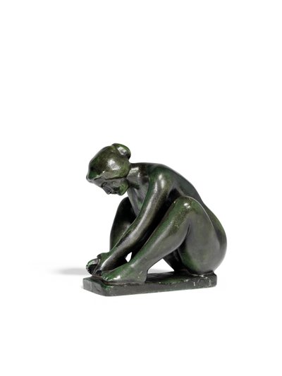Fille accroupie tenant un pied - Aristide Maillol