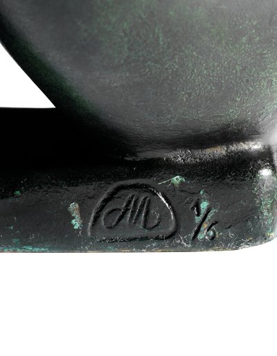 Fille accroupie tenant un pied - Aristide Maillol