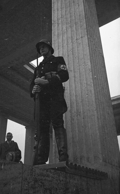 Un soldat gardant le Mémorial des soldats morts au combat, Monaco - Armando Bruni