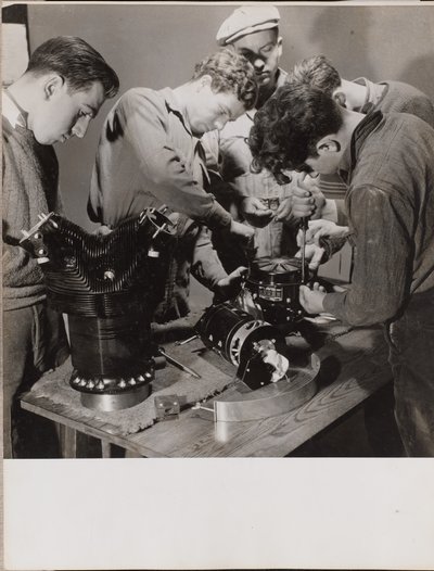 [Cinq jeunes hommes travaillent autour d