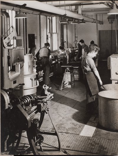 [Six hommes travaillent dans un atelier de soudure] - Arnold Eagle