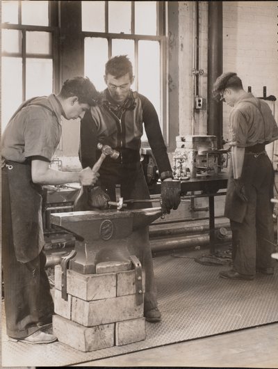 [Deux hommes martèlent du métal sur une enclume]. - Arnold Eagle