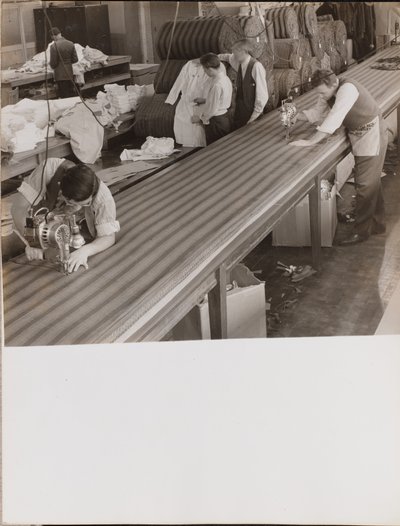 [Deux hommes portant des tabliers coupent du tissu] - Arnold Eagle