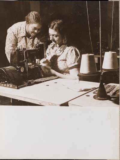[Deux femmes utilisent une machine à coudre] - Arnold Eagle