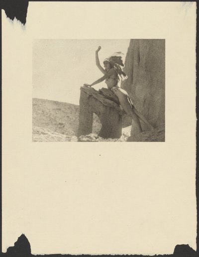 [Femme en costume indien dans le désert] - Arthur F. Kales