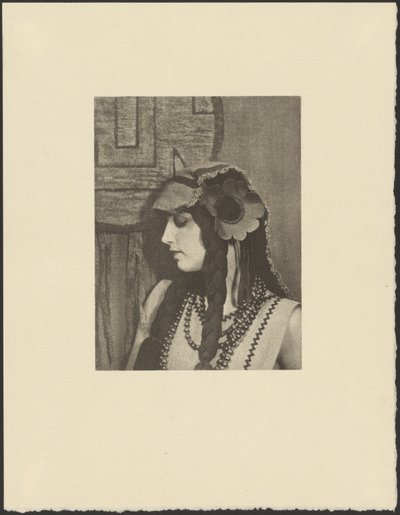 [Femme en tenue de bohème avec une grande fleur dans les cheveux] - Arthur F. Kales