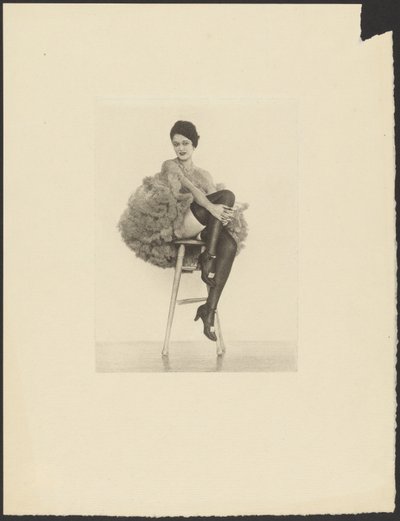 [Femme en costume de canette assise sur un tabouret] - Arthur F. Kales