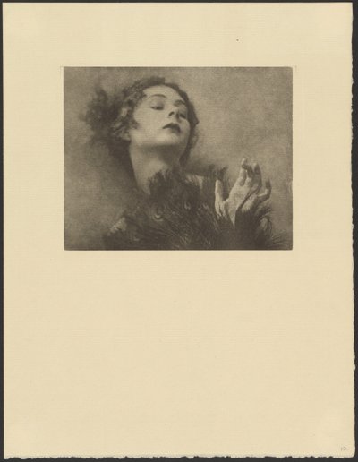 [Femme avec un éventail en plumes de paon] - Arthur F. Kales