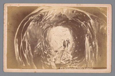 Personnes dans une grotte sur le glacier de Grindelwald en Suisse - Arthur Gabler