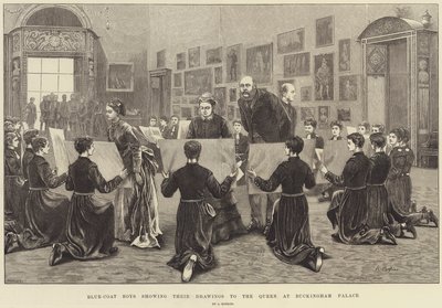 Les garçons en uniforme bleu montrant leurs dessins à la reine au palais de Buckingham - Arthur Hopkins