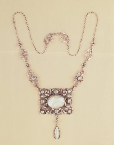 Pendentif et chaîne en pierre de lune par Arthur Joseph Gaskin (1862-1928) (pierre de lune) - Arthur Joseph Gaskin
