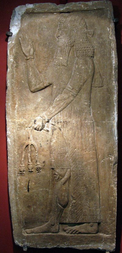 Prêtre tenant une branche de grenadier (détail) - Assyrian