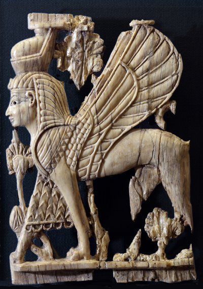 Griffon ailé avec visage humain, décoration de meuble en ivoire de style phénicien, Nimrud, 800-700 av. J.-C. (ivoire) - Assyrian