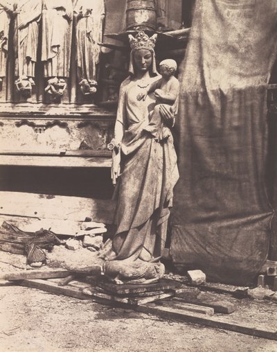 Sculpture de la Vierge à l