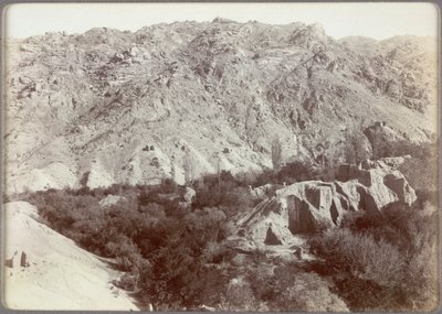 Crête avec sanctuaires bouddhistes en ruine dans le verger de Wang à Ara-tam, Hami, Chine - Aurel Stein