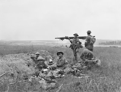 Scène pendant la bataille de Hamel, montrant des brancardiers américains et australiens travaillant ensemble dans la zone de première ligne, après le passage de l
