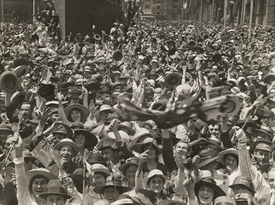 Foule à Martin Place, Sydney, célébrant la nouvelle de la signature de l