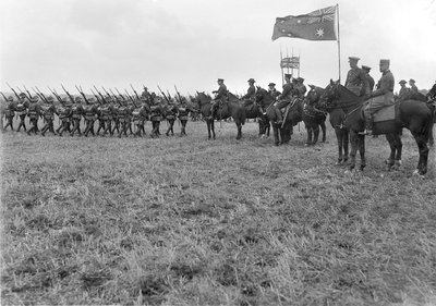 Le maréchal Sir Douglas Haig passant en revue la 5e division australienne à Ebblinghem, 29 août 1917 - Australian Photographer
