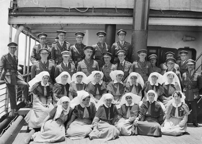 Portrait de groupe des officiers médicaux supérieurs et du personnel à bord du HMAT Wahehe, lors du voyage de retour en Australie, septembre 1919-octobre 1919 - Australian Photographer