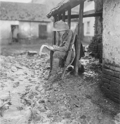 En cantonnement à Flesselles. Un membre du 2e bataillon australien poursuivant sa correspondance, 17-30 novembre 1916 - Australian Photographer