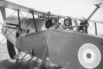 Lieutenant Brown (à gauche) et Lieutenant G Finlay (à droite), du Corps Aérien Australien dans un avion Bristol Fighter, vers décembre 1917 - Australian Photographer