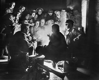 Membres de la 1ère batterie légère de mortiers de tranchée australienne, 1ère division australienne écoutant les dernières nouvelles d