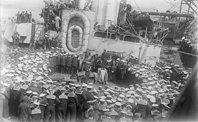 Marins se pressant autour du Premier ministre australien William Morris (Billy) Hughes alors qu