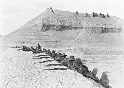 Vue latérale des hommes de la 5e Brigade de Cavalerie Légère Australienne, en alerte, dans une section de la tête de pont, avril 1918 - Australian Photographer