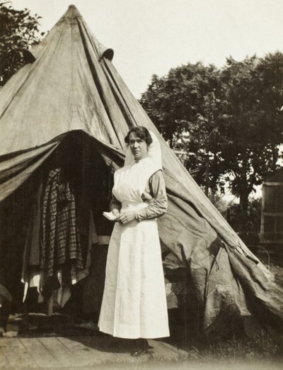 Sœur Ada Smith de la 2e station de déblaiement des blessés australiens près de Steenwerck, Trois Arbres, France, 1916 - Australian Photographer