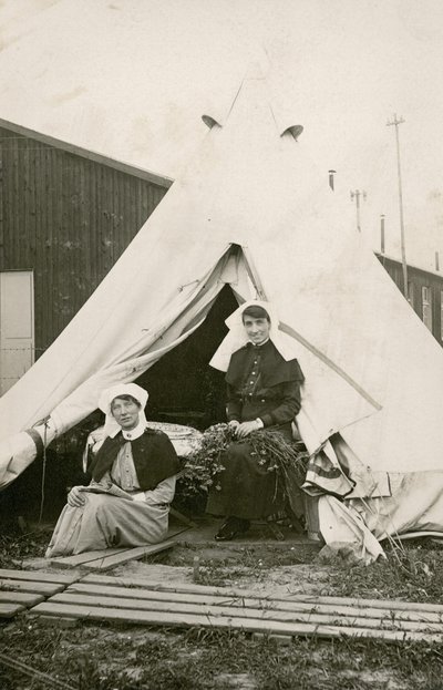 Sœur Eleanor Wibmer Jeffries et sœur Nellie Constance Morrice (à droite) devant leur tente à l