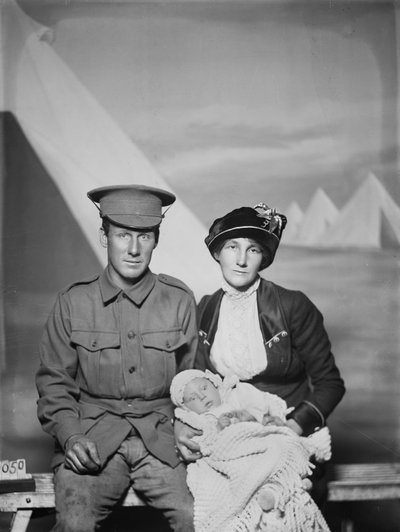 Portrait en studio du soldat George Beamish Swanton, 24e bataillon australien, de Werribee, Victoria, avec sa femme Nellie et leur jeune bébé, Joan Helen, vers mai 1915 - Australian Photographer