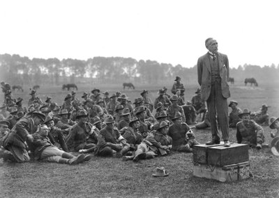 Le très honorable William Morris (Billy) Hughes, debout sur une plateforme composée de quatre caisses de munitions, s