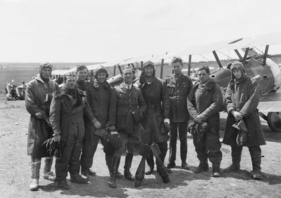 Les officiers du vol A, No. 4 Squadron, Australian Flying Corps (AFC), en tenue de vol complète devant une rangée d