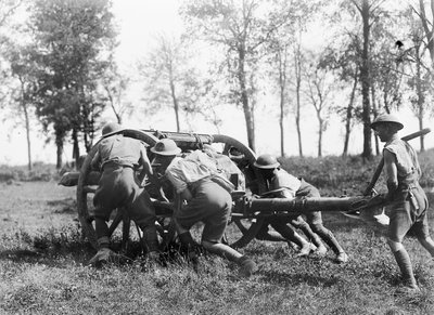 Membres non identifiés de la 7e brigade, artillerie de campagne australienne, déplaçant un de leurs canons en position près de Gressaire Wood, pour aider l