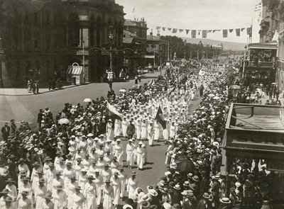 Femmes tenant une marche pour la journée de la paix le long de King William Street, Adélaïde, Australie-Méridionale, novembre 1918 - Australian Photographer