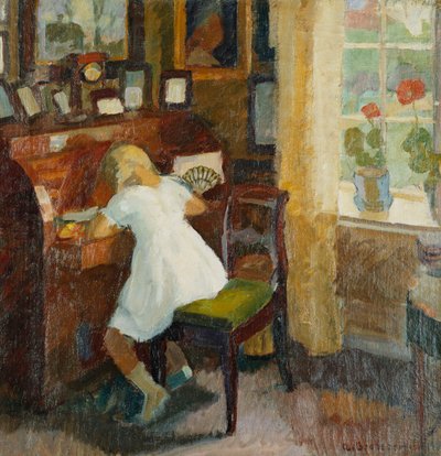 Une fille à un bureau d