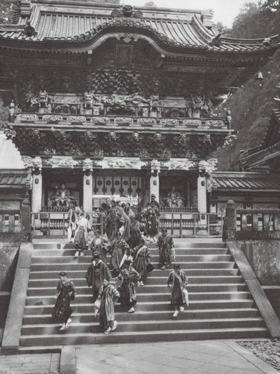Japon : Nikko, Yomei-mon, portail principal du sanctuaire Ieyasu (photo n/b) - Axel von Graefe