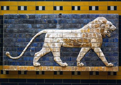 Un lion, détail des carreaux de briques émaillées représentant des animaux mythologiques qui ornaient la Voie Processionnelle vers la Porte d