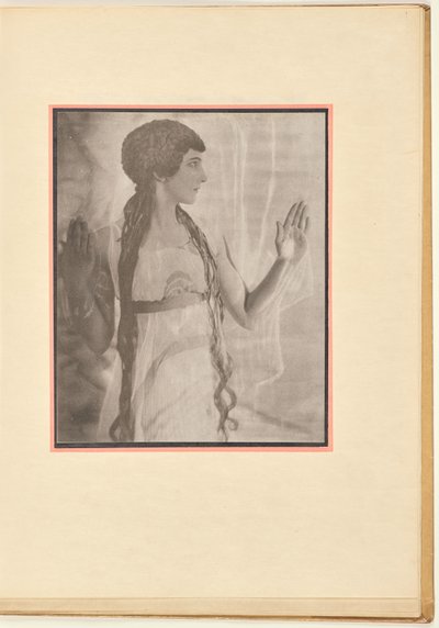 [Danseuse en nymphe, bras levés]. - Baron Adolf De Meyer