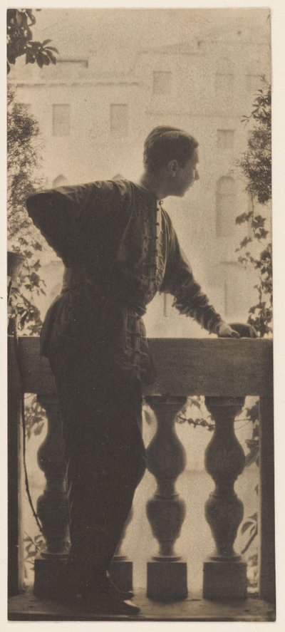 [Autoportrait] / [Adolf de Meyer au balcon du palais Balbi-Valier, Venise, Italie] - Baron Adolf De Meyer