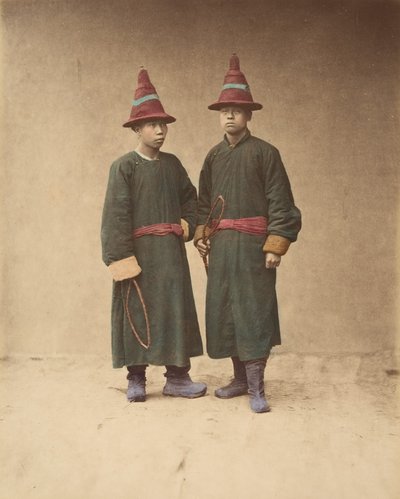 Deux hommes chinois en tenue traditionnelle assortie - Baron Raimund von Stillfried