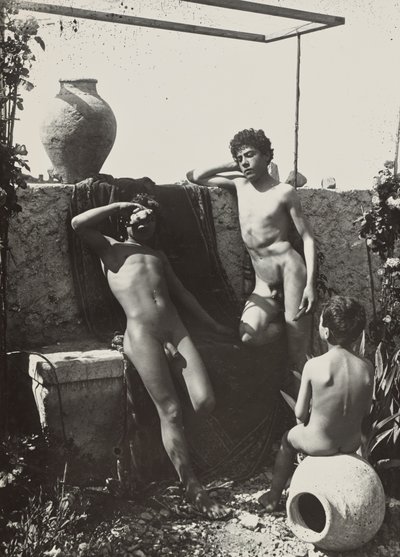 [Trois garçons dans un jardin] - Baron Wilhelm von Gloeden