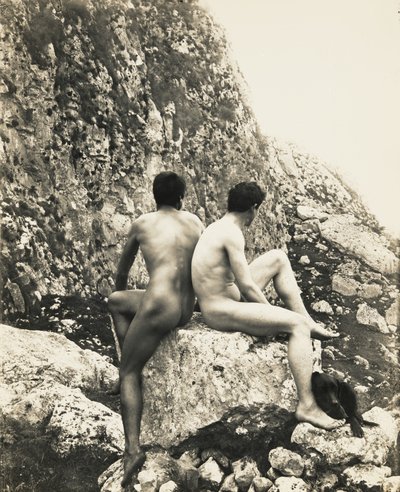 [Deux jeunes hommes nus sur un rocher] - Baron Wilhelm von Gloeden