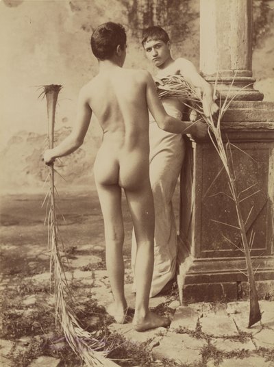 Sans titre [Deux jeunes hommes tenant des feuilles de palmier]. - Baron Wilhelm von Gloeden