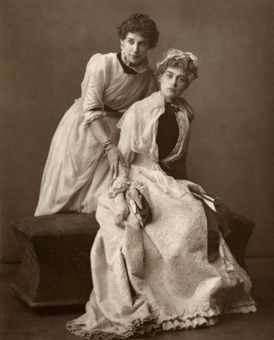 Actrices britanniques Eweretta Lawrence et Grace Otway dans On Change, 1886 - Barraud